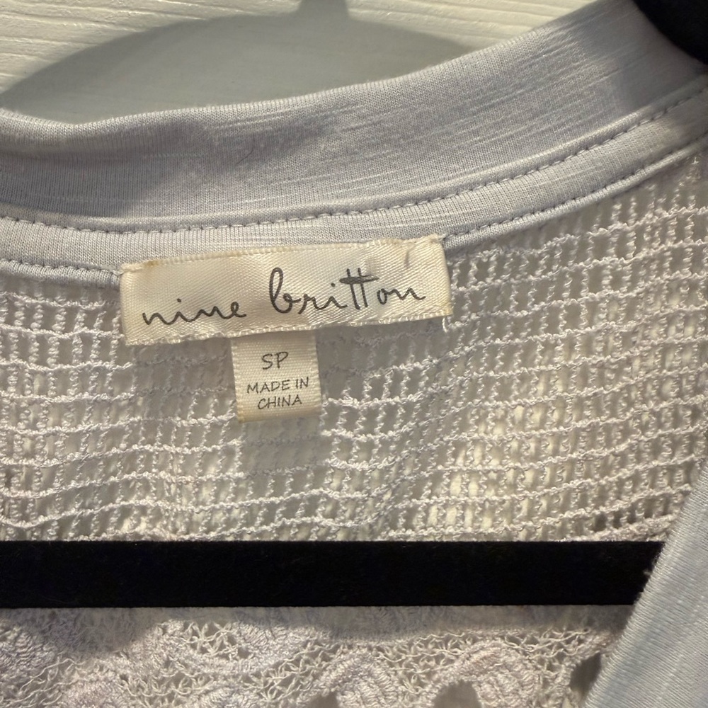 👚🩵🌺Nine Britton Gray V-Neck Lace Shoulder Top | Size Small | Casual Chic Blouse - Picture 3 of 5